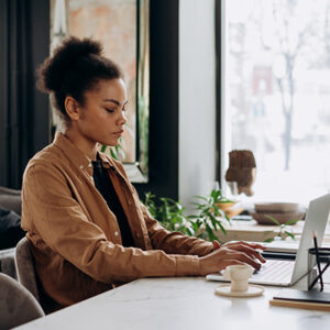 assistente virtual trabalhando home office